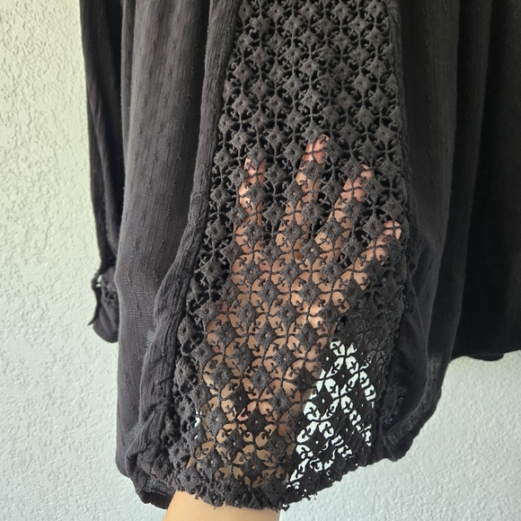 Free People XS Black Oversized Crochet Long Sleeve Button Front Top Cutout - Picture 5 of 7